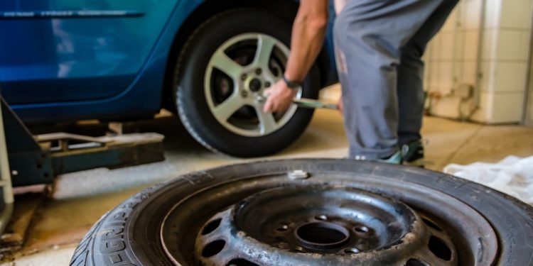 Cara Mengatasi Ban Bocor pada Mobil Anda